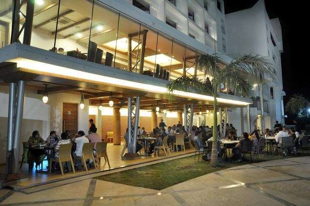 Seasons Rajkot Otel Restoran fotoğraf
